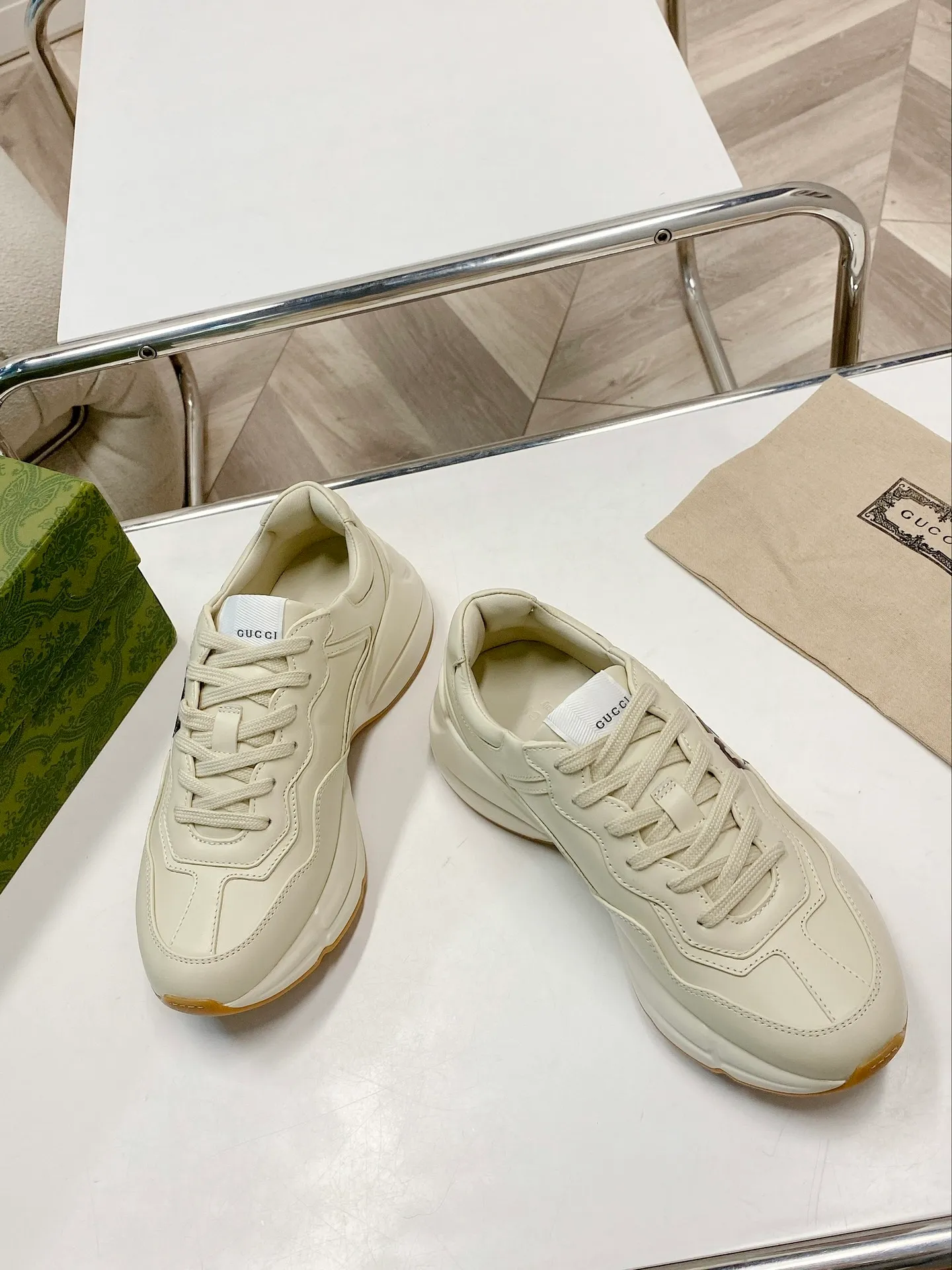 👟👟Ex-factory price 480👟👟, upgraded version 2022 Gucci Gucci top version couples' dad shoes series is new! 🖤 ⚠GG couple’s dad shoes have been popular in recent years; new colors are updated constantly; Gucci has updated new colors in 2022, and our home and counters have new ones at the same time. This classic dad shoe has celebrities and Internet celebrities Anchors and others are sure to plant grass and call ❤ Classic fashion style, distressed leather surface, 5D drawing printing; mixed surface splicing colors, etc... Original customization (off-white eco-friendly cowhide, first layer of cowhide inside), original outsole... Shiny colorful drawings embellish the sides of the shoe body, old color rubbing, package production technology, 1:1 creation / only to make the best shoes. Size: Women’s 35-45